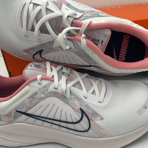 NIKE Men’s QUEST 5 PRM
WHITE/MIDNIGHT NAVY-
PEARL PINK-CORAL CHALK
FB6944-100 - Picture 15 of 16